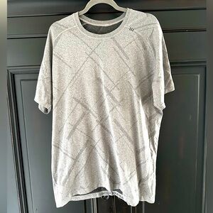 Men’s Lululemon work out shirt size XL